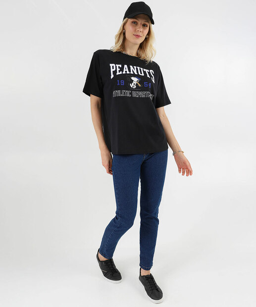 Camiseta Feminina Oversized Estampada Snoopy Preto