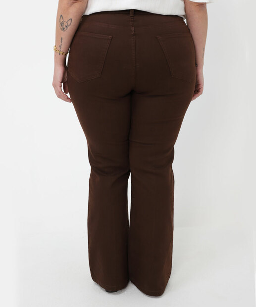 Calça Plus Size Feminina Flare Sarja Friso Marrom