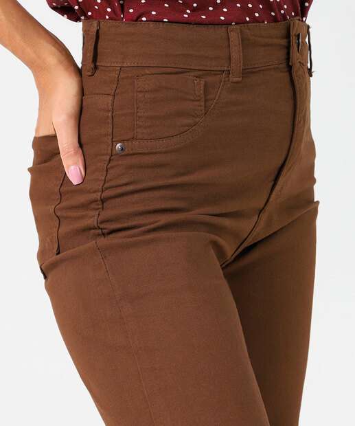 Calça Sarja Reta Feminina Bolsos Marrom
