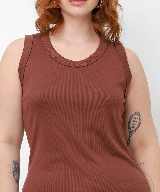 Vestido Plus Size Canelado Feminino Marisa Marrom