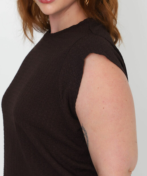 Blusa Plus Size Feminina Muscle Tee Crinkle Marisa Marrom
