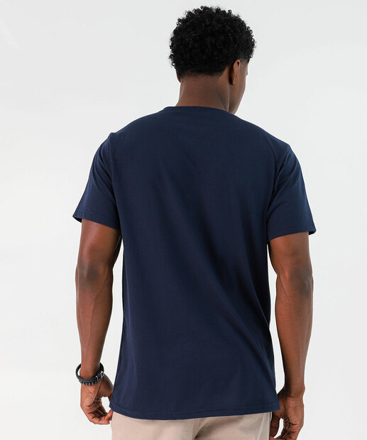 Camiseta Masculina com Bolso Marisa Azul Marinho
