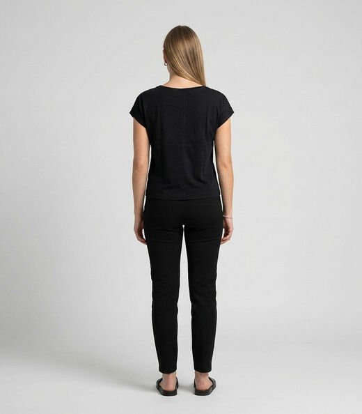 Blusa Feminina Com Estampa Localizada Infinita Cor Preto
