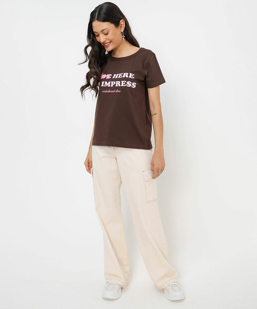 Camiseta Feminina Frase Frontal Manga Curta Marisa Marrom