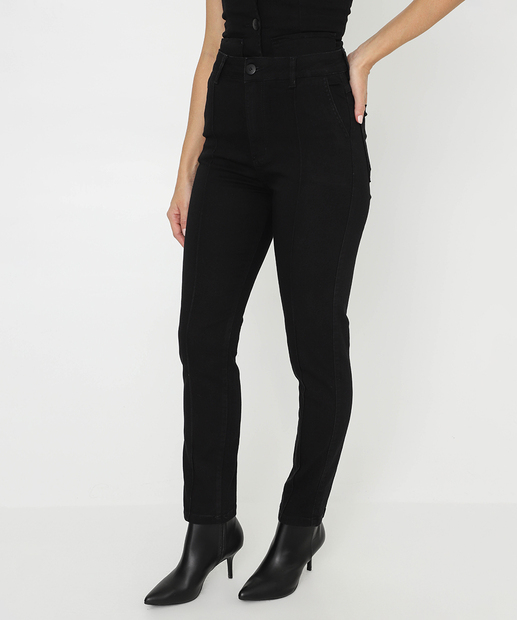 Calça Mom Sarja Bolsos Cintura Alta Biotipo Preto