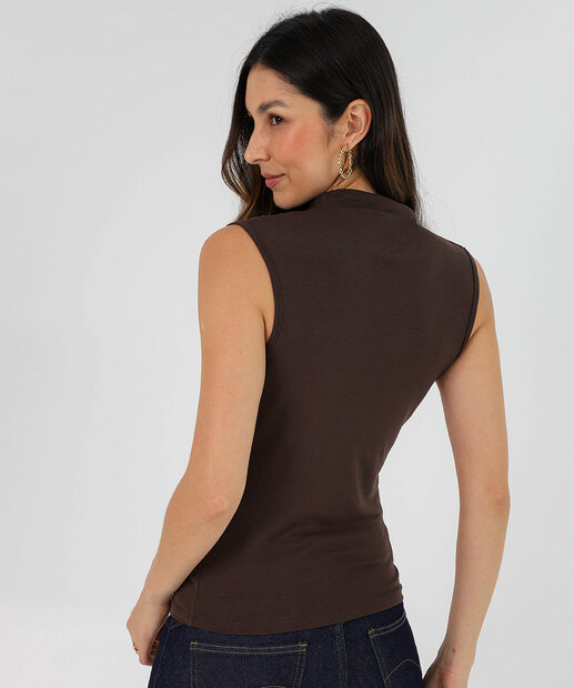 Blusa Feminina Gola Média Sem Manga Marisa Marrom