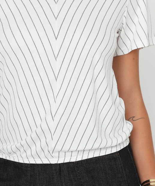 Blusa Feminina Listrada Branca Decote V Marisa Branca