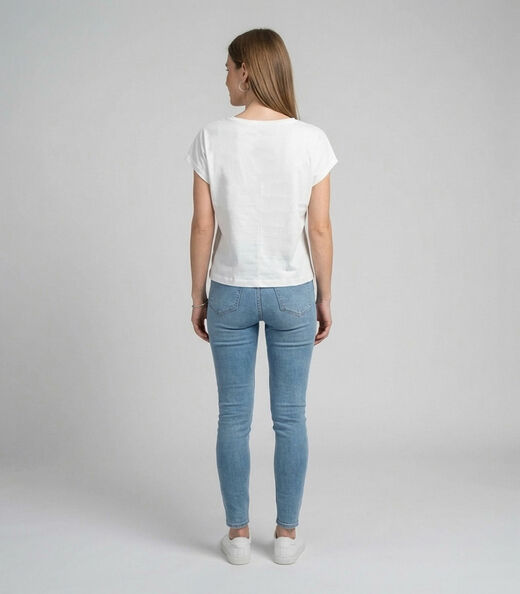 Blusa Feminina Com Estampa Localizada Infinita Cor Branco