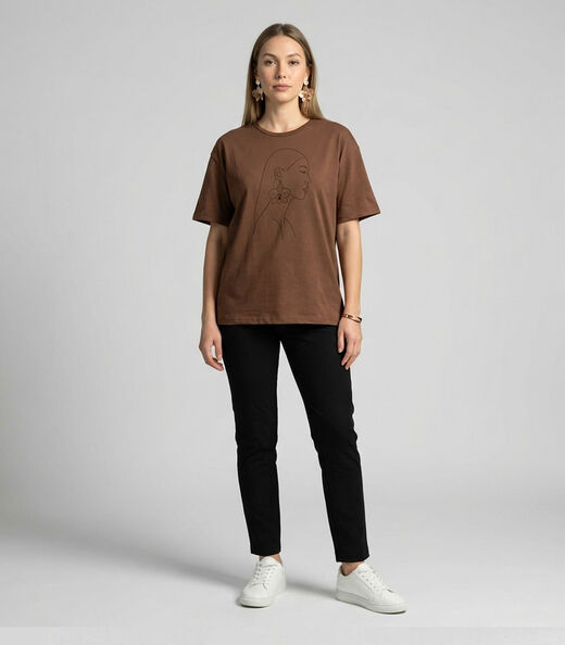 Blusa Feminina Com Estampa Localizada Infinita Cor Marrom