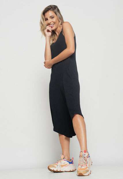 Macacão Alça Fina  Pantacourt Canelado Preto