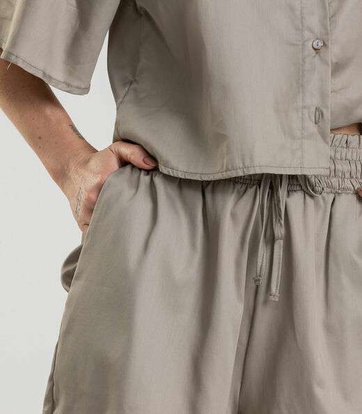 Shorts Feminino em Tecido Plano Dianna Cinza