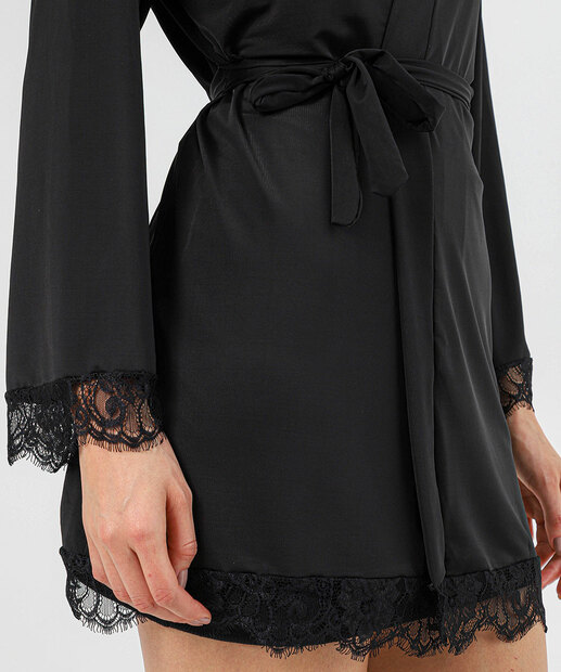 Robe Feminino Curto Preto com Renda Marisa