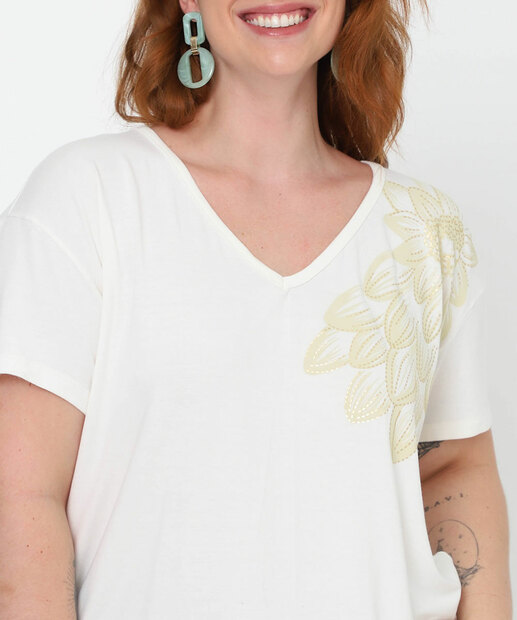 Camiseta Plus Size Feminina Estampa Flor Marisa Off White