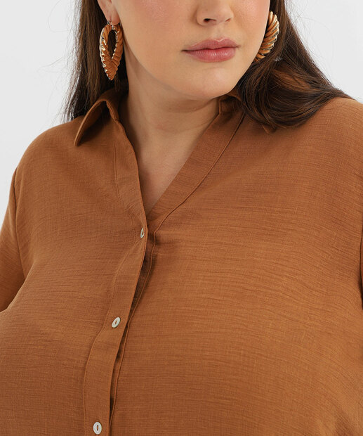 Camisa Plus Size Feminina Textura Manga Curta Marisa Bege