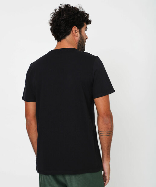 Camiseta Masculina Estampa Frontal Marisa Preto