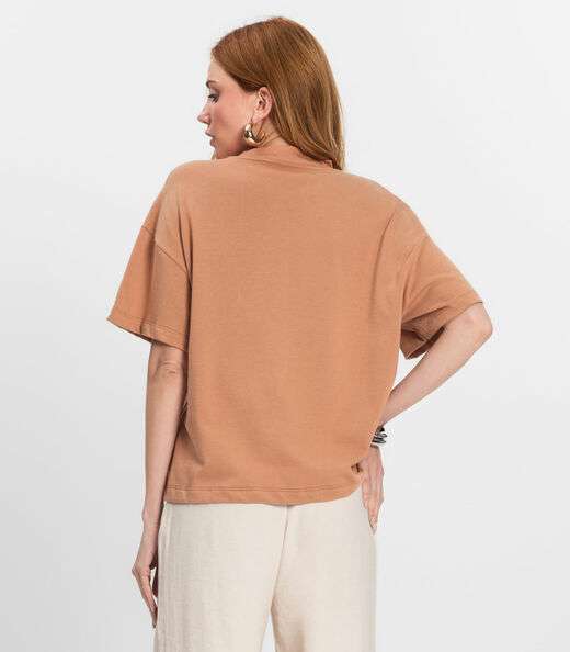 T- Shirt Feminina Gola Alta em Malhão Endless Marrom