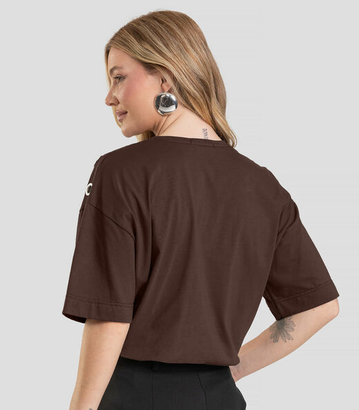 T- Shirt Oversized Feminina com Ilhós Dianna Marrom