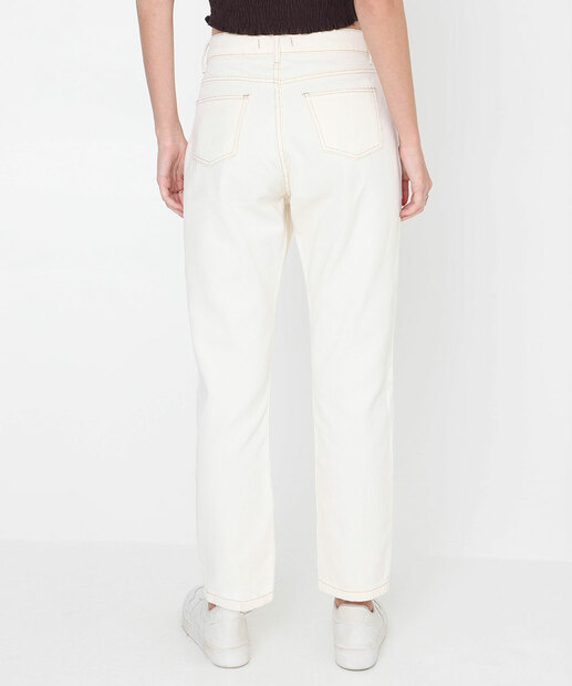 Calça Mom Sarja Bolsos Cintura Alta Off White