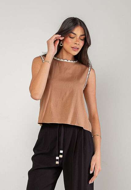 Regata Alfaiataria Com Renda nas Cavas E Gola Marrom Salvatore