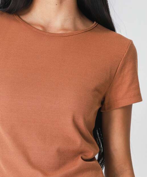 Blusa Feminina Canelada Manga Curta Marisa Marrom