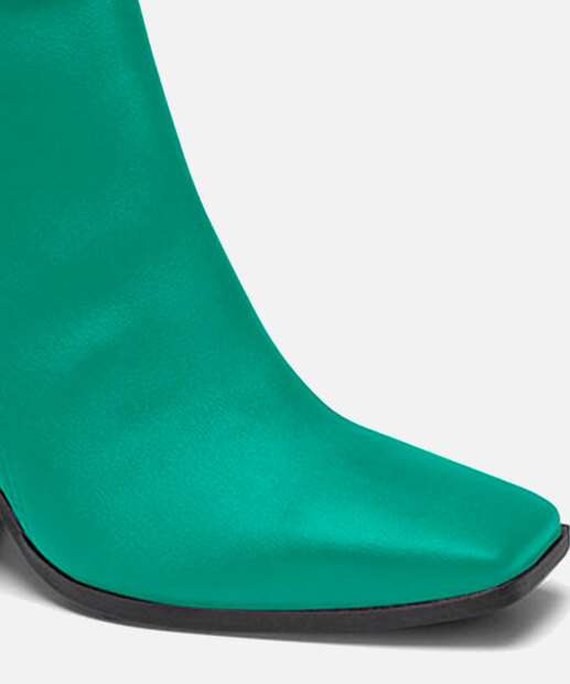 Bota Feminina Cano Curto Tachas Salto Grosso Dakota 