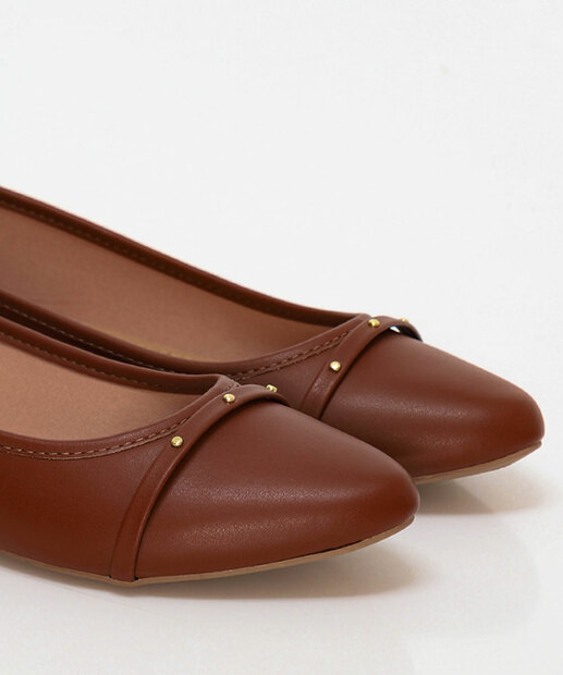 Sapatilha Feminina Bico Fino Tachas Marrom