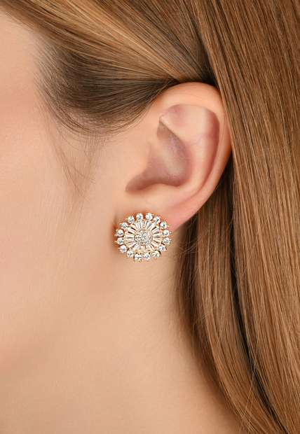 Brinco Semijoia Redondo Cravejado Com Zircônias Cristal Banho Em Ouro 18 k