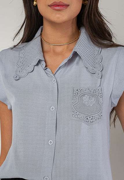 Blusa Alfaiataria Com Gola Em Renda E Bolso Decorado Azul Salvatore