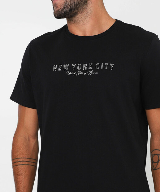 Camiseta Masculina Estampa Frontal Marisa Preto