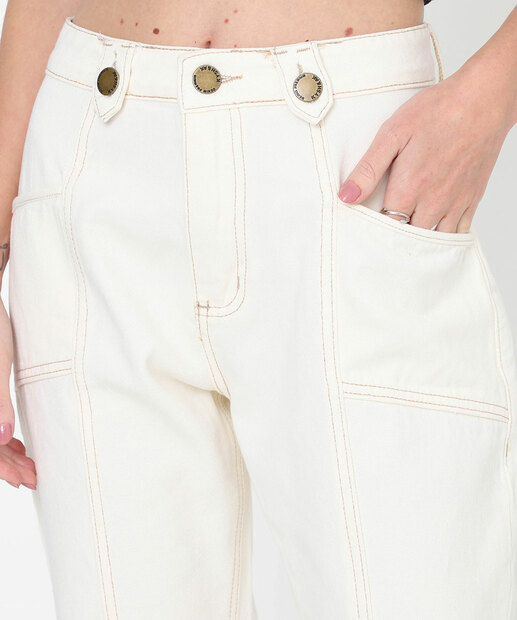 Calça Mom Sarja Bolsos Cintura Alta Off White