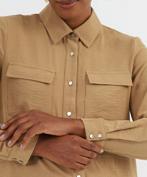 Camisa Feminina Bolso Lapela Manga Longa Marisa Bege