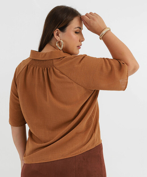 Camisa Plus Size Feminina Textura Manga Curta Marisa Bege