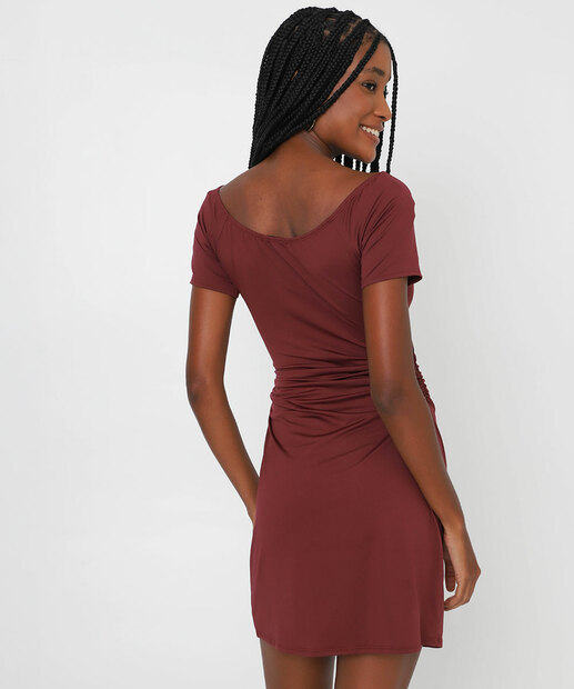 Vestido Curto Feminino Manga Curta Drapeado Marisa Vinho