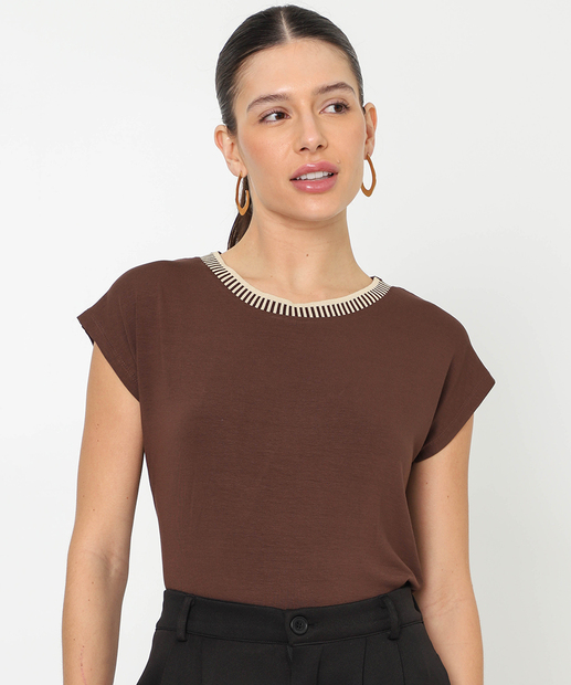 Blusa Feminina Retilínea Manga Curta Marisa Marrom