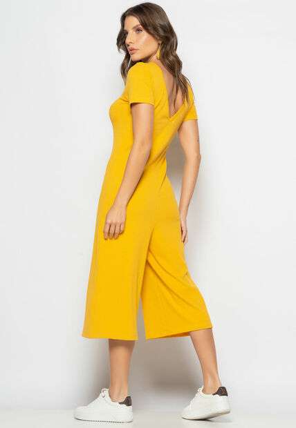 Macacão Pantacourt Manga Curta Costas Em V Canelado Mostarda Salvatore